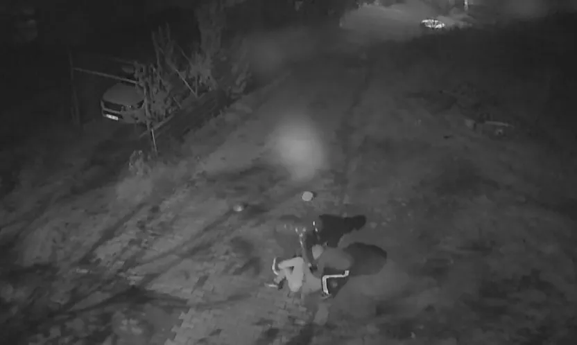 Altın çantasıyla evine girmek isteyen yaşlı adam gasbedildi