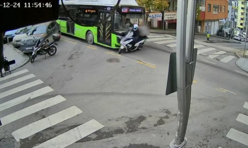 Belediye otobüsü ile motokurye çarpıştı