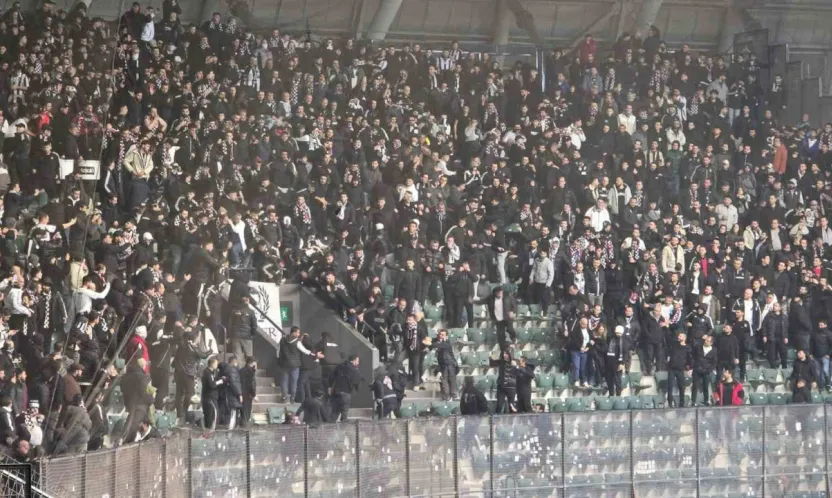 Beşiktaş tribünü karıştı!