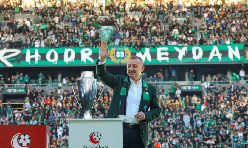 Büyükakın, hem Kocaelispor'u, hem de taraftarı kutladı