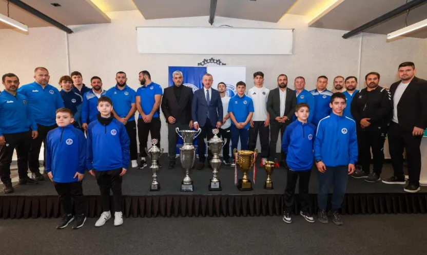 Büyükakın, Kağıtspor'un başarılı sporcularını tebrik etti