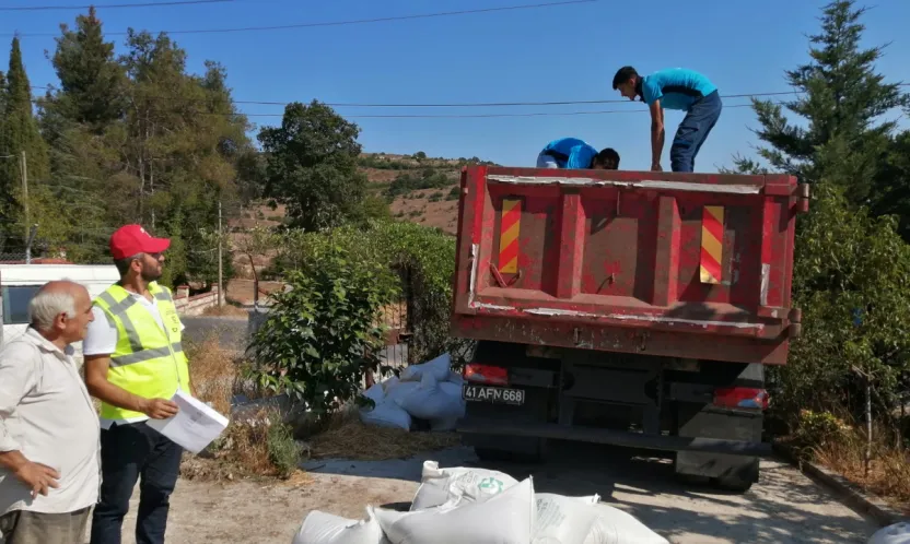 Büyükşehir'den üreticiye tavuk yemi ve ekipman desteği