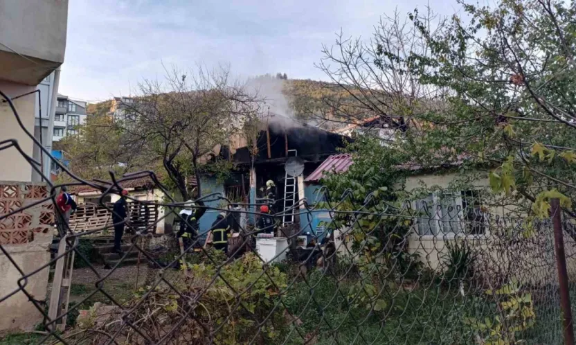Çakmağı doldururken hem kendini hem de evi yaktı