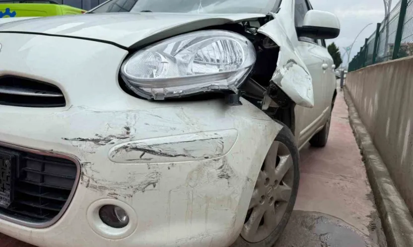 Çarptığı araca levye ile saldırdı, giderken ışıklı çiçek buketi bıraktı