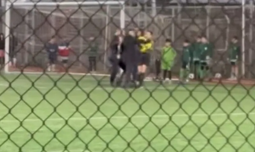 Çocukların maçında kadın hakeme şiddet