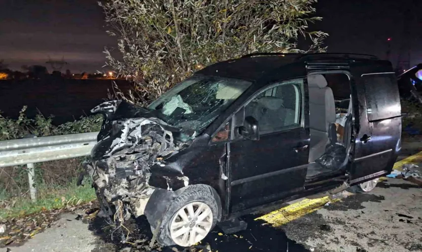 D-140'da kaza yapan araçlar hurdaya döndü: 1 ölü, 2 yaralı