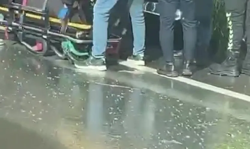 D100 kara yolunda kaza yapan araç ters döndü