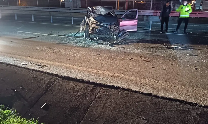 Demir bariyerlere çarpan otomobil parçalandı