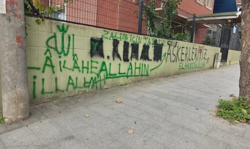 Dernek duvarında slogan savaşı