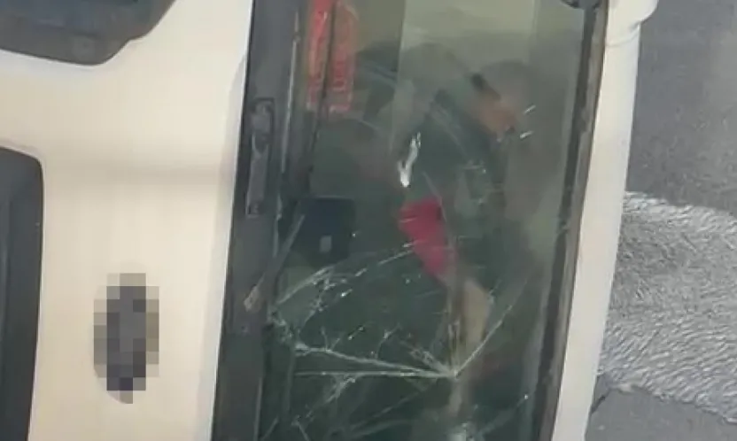 Devrilen beton mikserinin içinde mahsur kalan sürücü balyozla kendini kurtardı