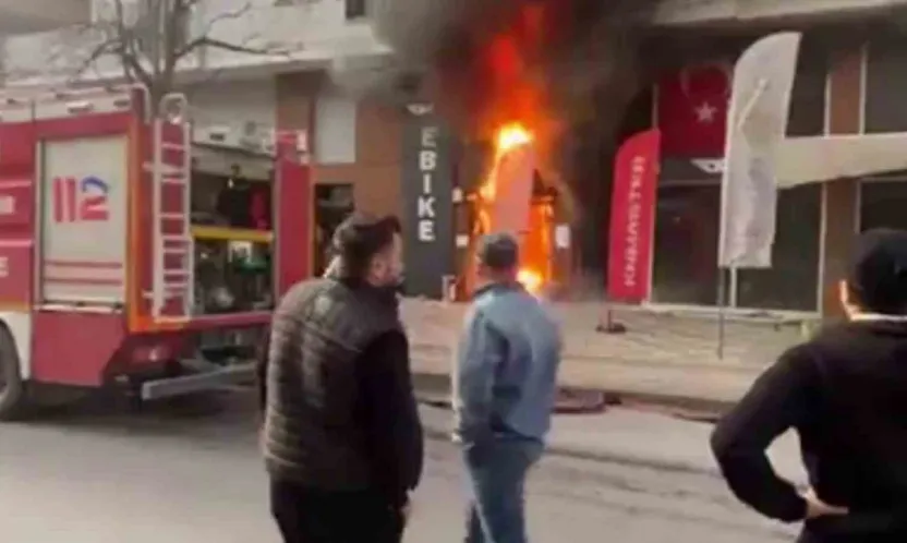 Dükkan önünde başlayan yangın akülerin patlamasıyla büyüdü
