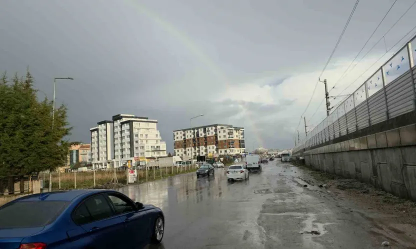 Fırtınada yollar göle döndü, ağaç dalları kırıldı