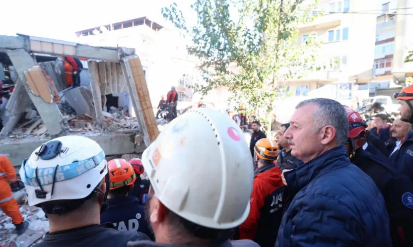 Ekipler enkazdan gelen sese ulaşmaya çalışıyor