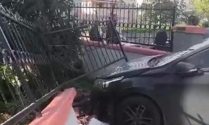 El freni çekilmeyen otomobil bahçe duvarını yıktı