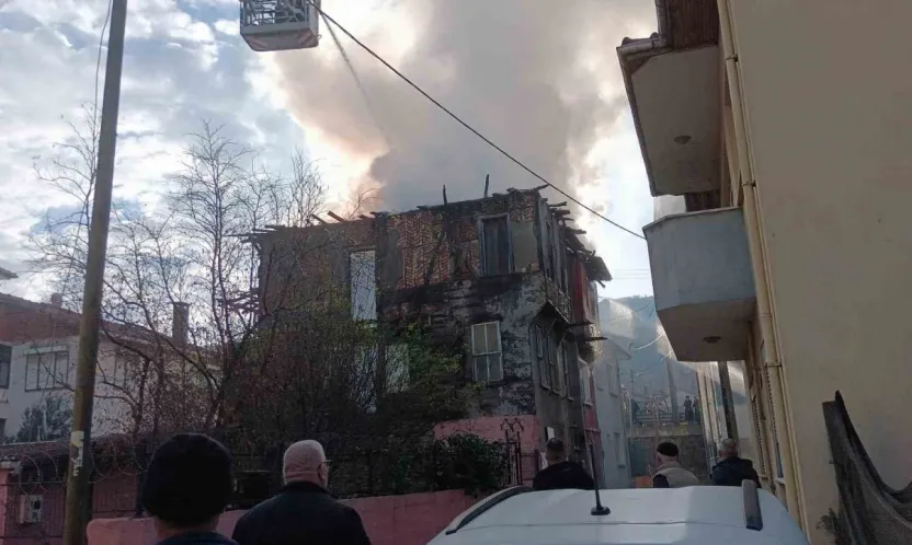 Ev sahibi uyurken elektrikli sobadan yangın çıktı