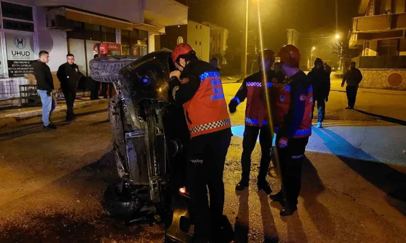 Gazı takılı kalan otomobil beton çite çarparak yan yattı