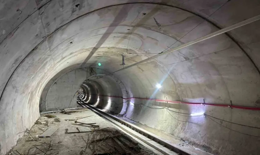 Gebze'de 4 kişiye mezar olan binanın yakınından geçen metro hattının içi görüntülendi