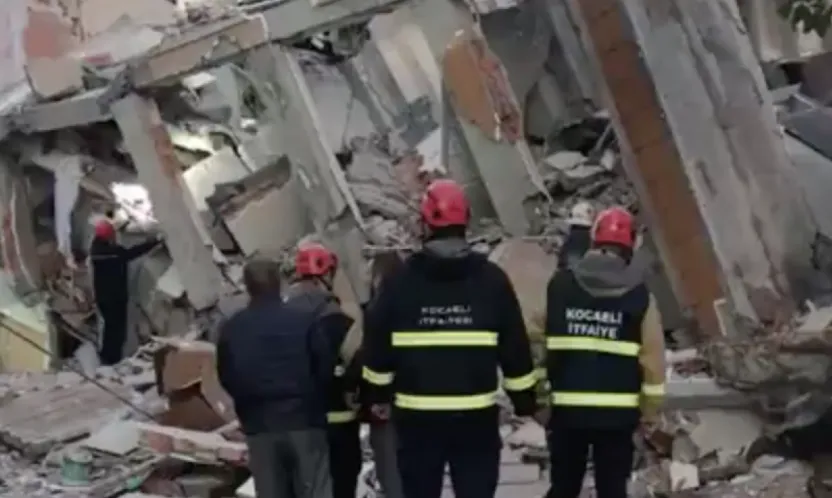 Gebze'de bina çöktü: Çok sayıda ekip sevk edildi