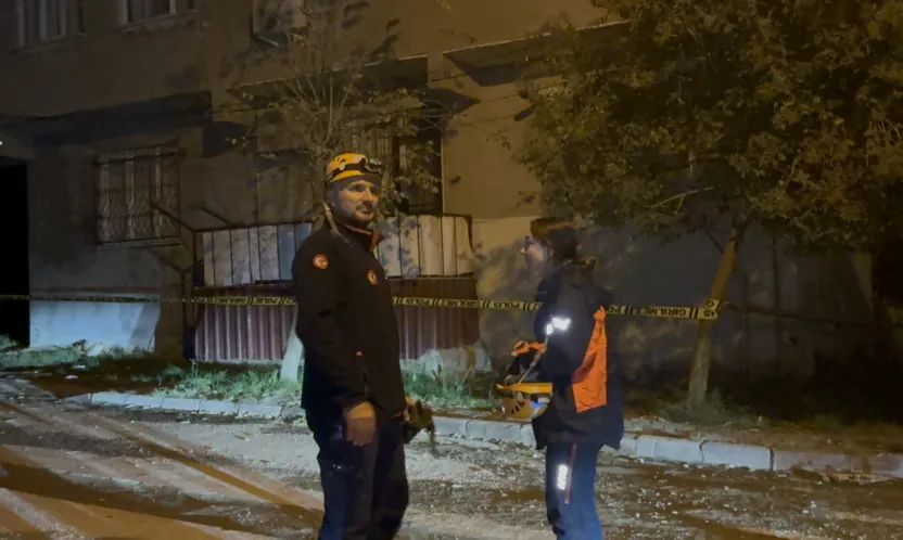 Gebze'de çatlak ve kayma tespit edilen 2 katlı bina tahliye edildi