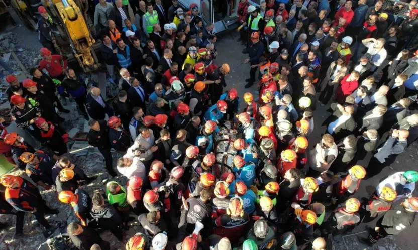 Gebze'de çöken binanın enkazından güzel haber geldi