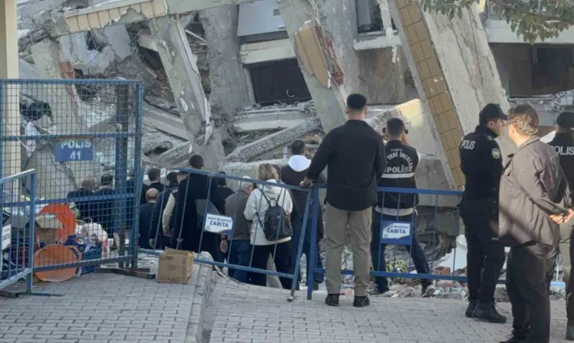 Gebze'de çöken binanın enkazında inceleme yapılıyor