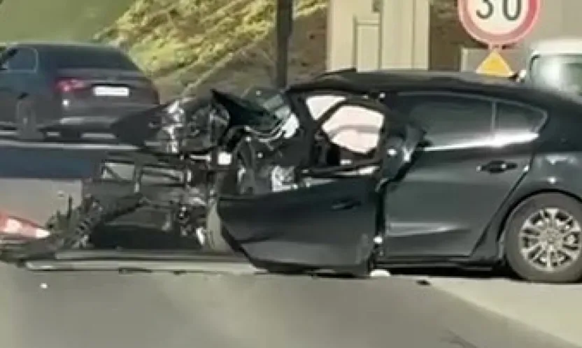 Gişelere çarpan otomobil kullanılamaz hale geldi