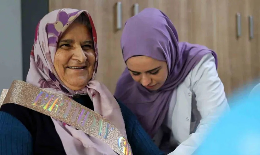 Hayatındaki ilk doğum gününü 77 yaşında kutladı