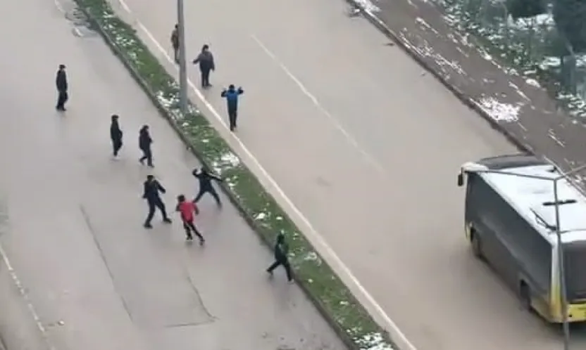 Kar topu gerginliği: Otobüs şoförü çocukları sopayla kovaladı