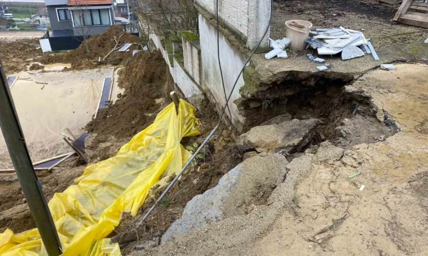 İnşaat kazısında toprak kaydı, yolun bir bölümü çöktü