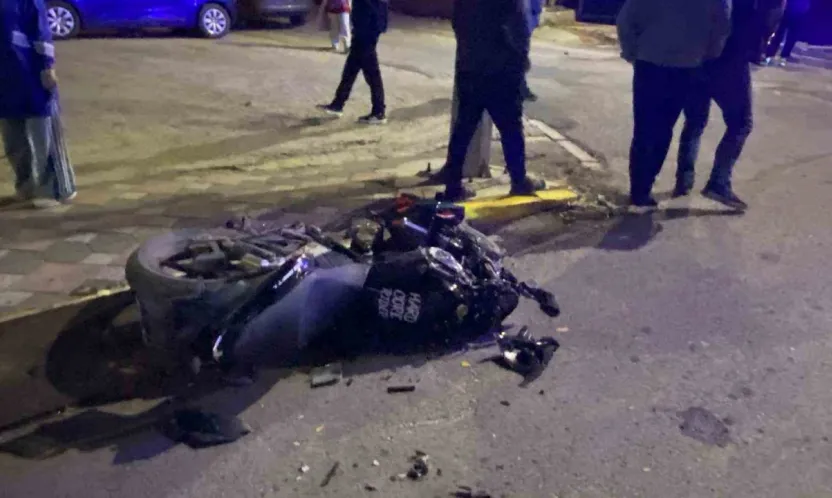 İş makinesi ile çarpışan motosikletli ağır yaralandı