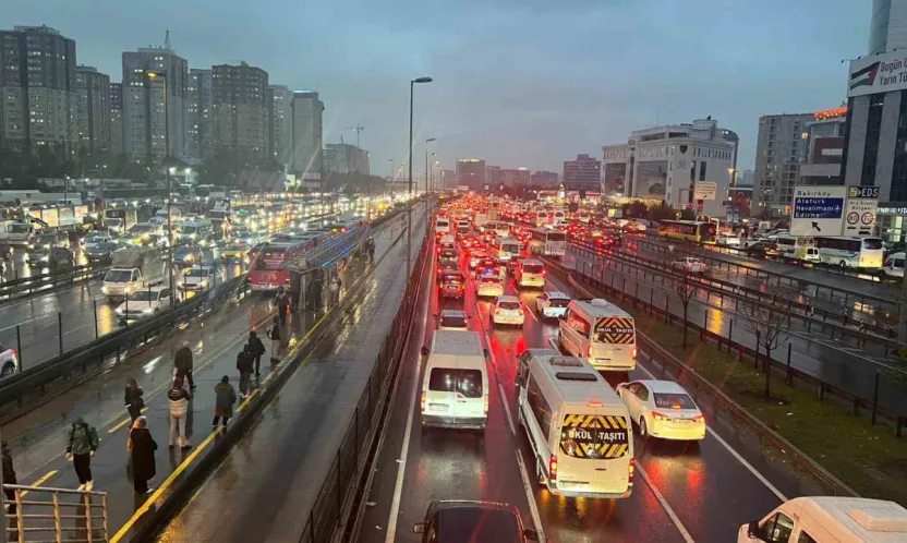 Yağışla birlikte trafik yoğunluğu yüzde 90'a ulaştı