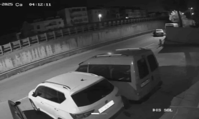 İterek çaldıkları otomobile kontak ararken yakalandılar