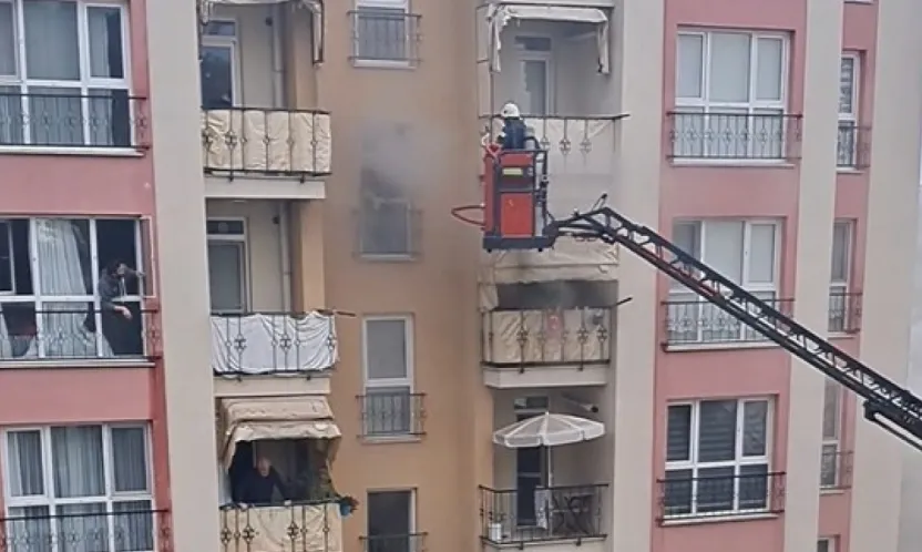 İtfaiye eri, oksijen maskesini vatandaşa verip hayatını kurtardı