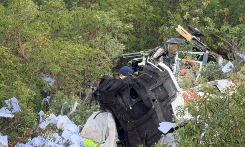 Tır uçurumdan yuvarlandı: 2 ölü