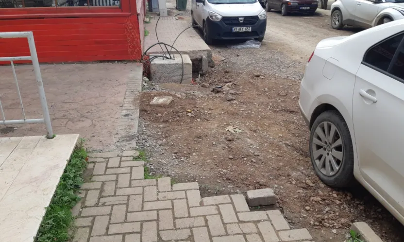 Kaldırımlar yok ediliyor