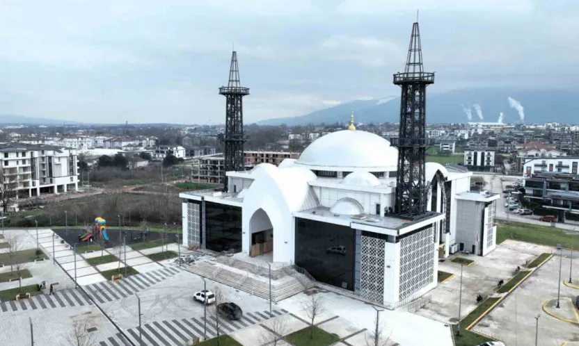 Kartepe Kent Meydanı Cami, ilk teravihle ibadete açılıyor