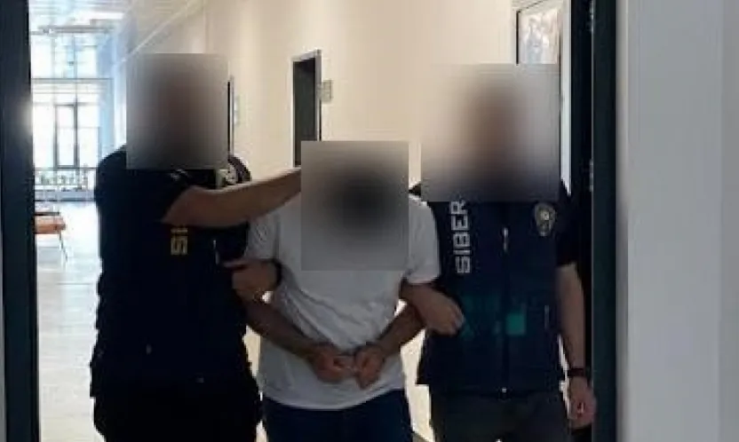 Kimlik bilgilerini çaldıkları vatandaşlar adına sahte kredi kartı çıkaran 2 şüpheli tutuklandı