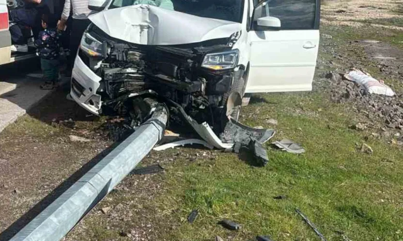 Kocaeli'de elektrik direğine çarpan otomobilin sürücüsü ağır yaralandı