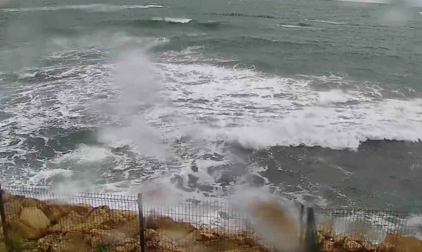 Kocaeli'de fırtına etkili oluyor: Sahillerde dalgalar yükseldi, zirvede yağmur ve sis hakim
