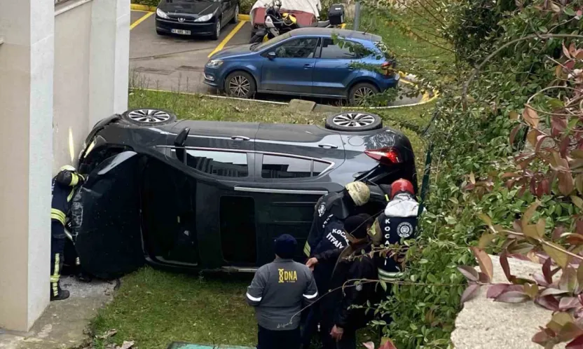 Kocaeli'de otomobil istinat duvarından düştü