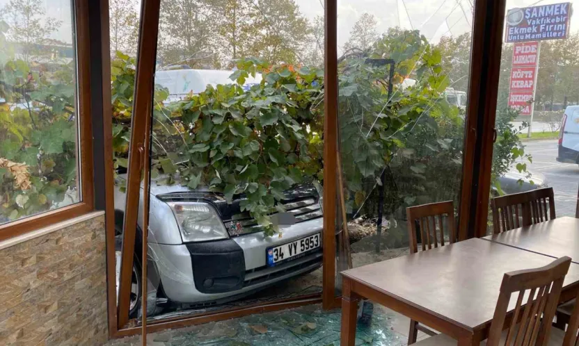 Kocaeli'de kontrolden çıkan otomobil dehşet saçtı: 1 ölü, 3 yaralı