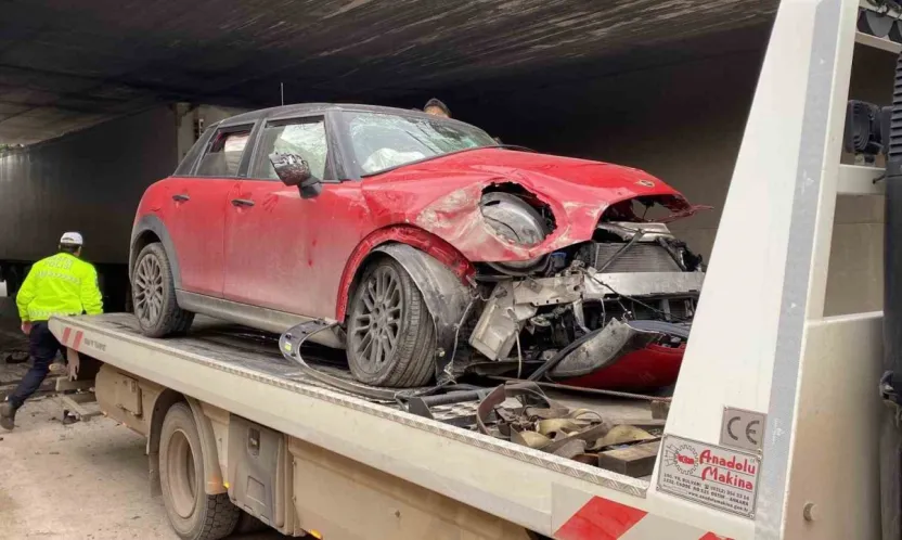 Kontrolden çıkan otomobil köprü ayağına çarptı