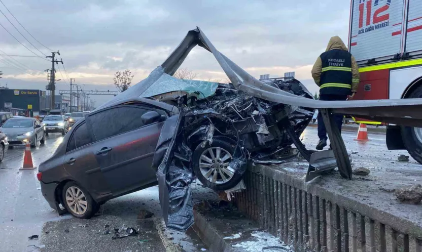 Kocaeli'de korkutan kaza: Otomobil bariyerlere ok gibi saplandı