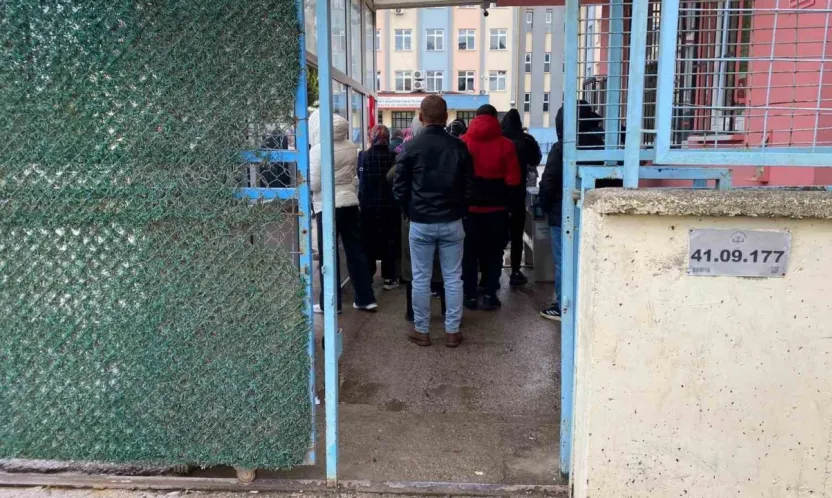 Kocaeli'deki okulda silahlı rehine paniği!