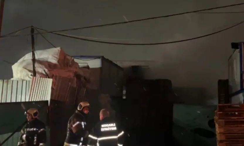 Kocaeli'de palet deposunda yangın
