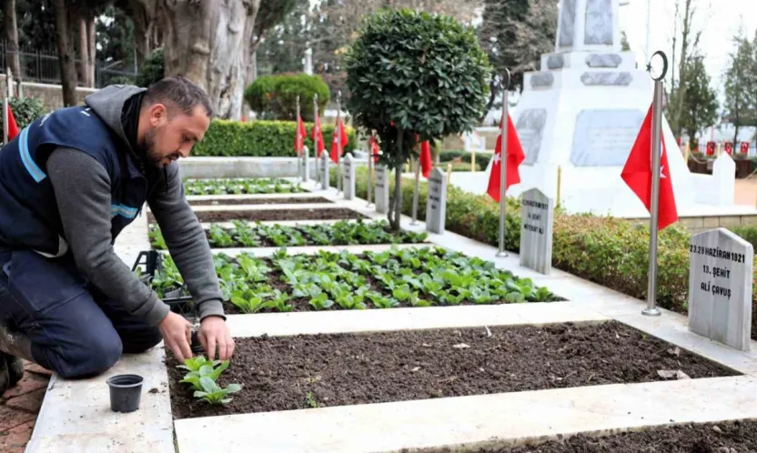 Kocaeli'de şehitlikler unutulmuyor