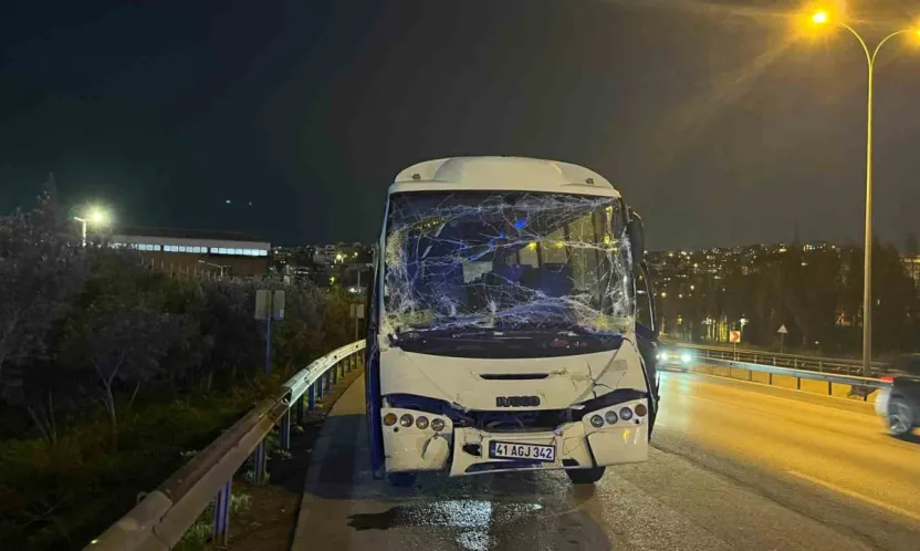 Kocaeli'de servis minibüsü tıra çarptı: 6 yaralı