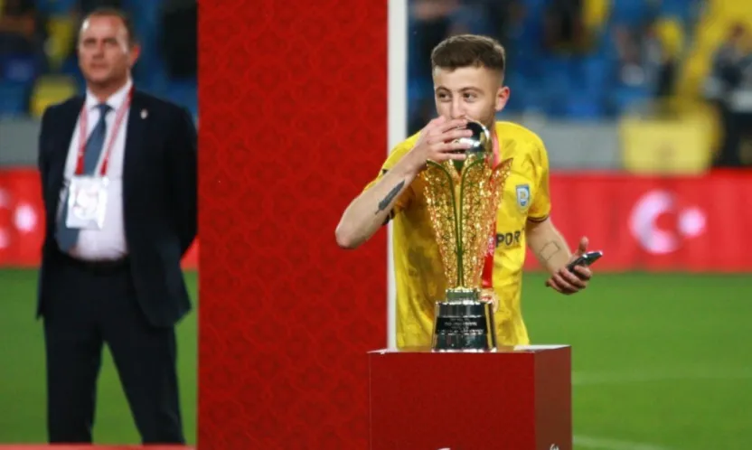 Kocaeli'de silahlı saldırı: 1'i futbolcu 3 yaralı