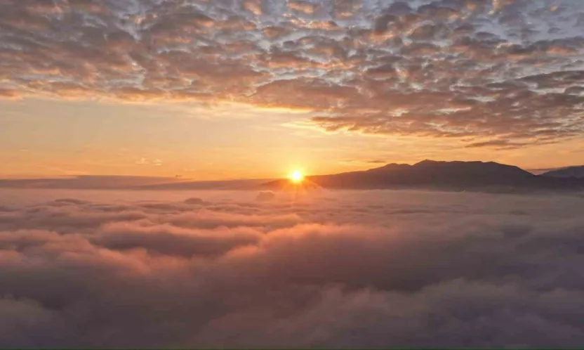 Kocaeli'de sis bulutları arasında kartpostallık görüntüler