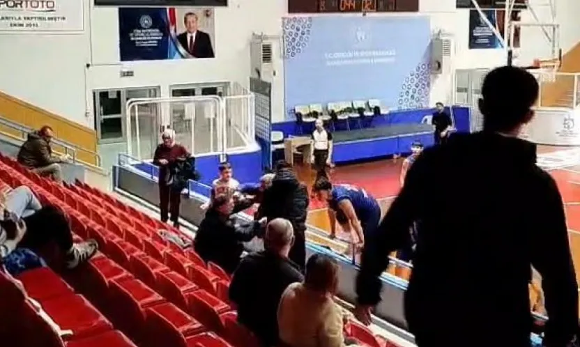 Kocaeli'de U16 basketbol maçında yumruklar havada uçuştu